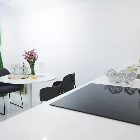 White Bliss Hideaway Apartment